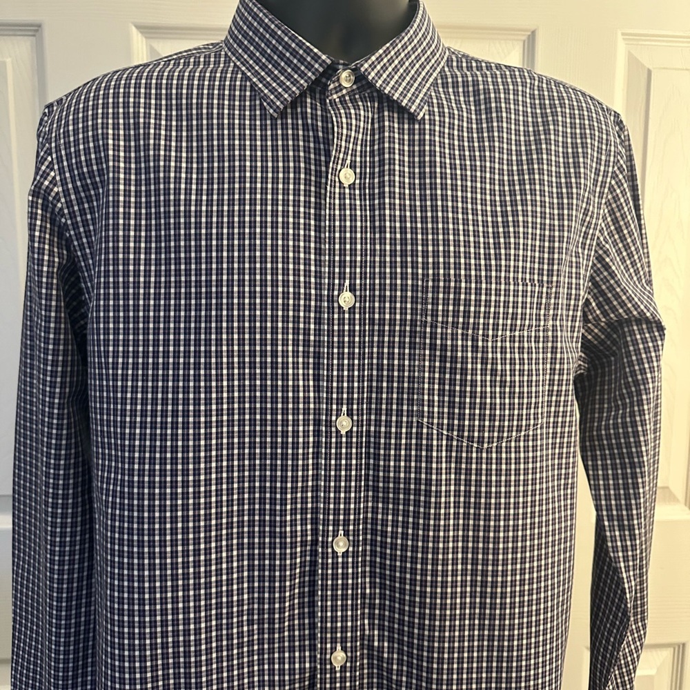New Condition UNTUCKit Slim Fit-wrinkle free Cotton buttoned down shirt.
